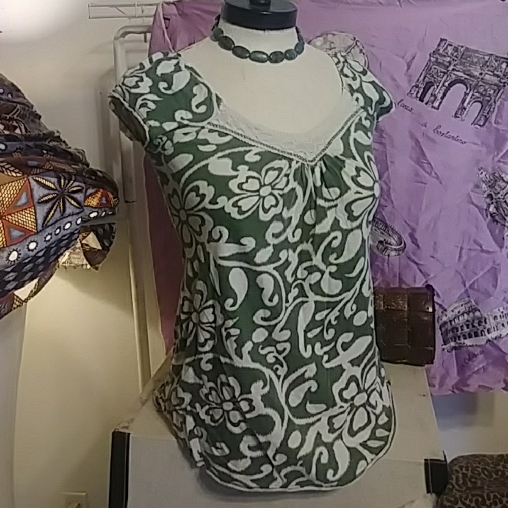 Womens Top Sz Med Green White Floral Short sleeve Shirt Hawaiian Flower B2 Cute